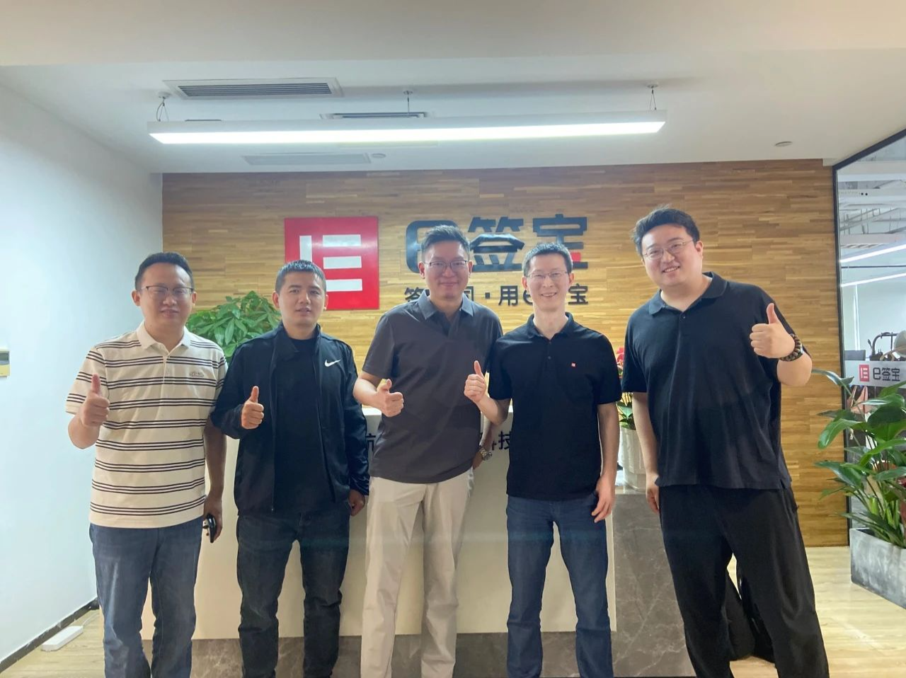 華為發(fā)布鴻蒙全場景新品：e簽寶電子合同AI賦能折疊屏PC+手機(jī)矩陣